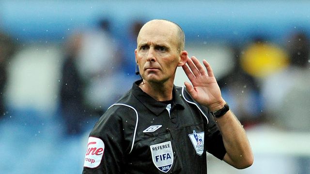 Mike Dean. Foto: AFP/GLYN KIRK 