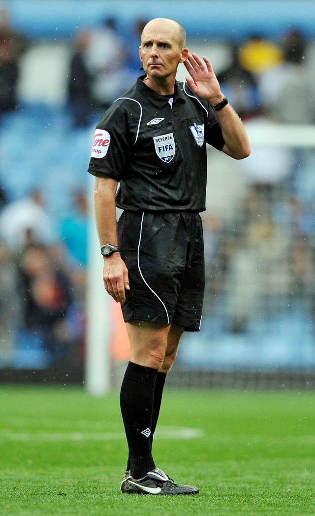 Mike Dean. Foto: AFP/GLYN KIRK 