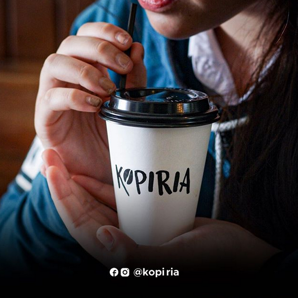 Kopiria, brand kopi lokal asal Samarinda yang hingga saat ini sudah memiliki 4 cabang tersebar di beberapa titik di Samarinda. Kopiria berhasil membuktikan bahwa brand kopi lokal dapat bersaing dengan berbagai franchise kopi lain | Photo by Instagram/@kopi.ria