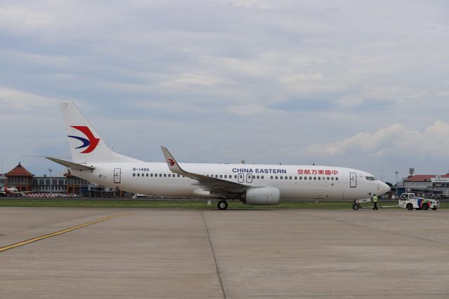 Pesawat milik maskapai penerbangan China Eastern yang membawa pulang 61 warga China - RLS