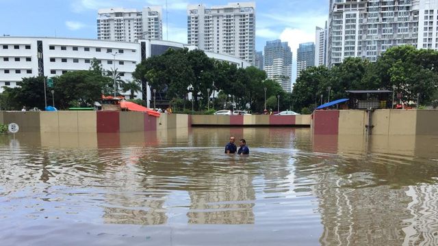 Petugas melakukan penyedotan banjir di Underpass Kemayoran, Jakarta.  Foto: Andestra Herli Wijaya/kumparan 