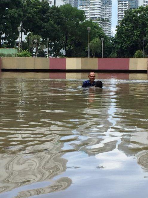 Petugas melakukan penyedotan banjir di Underpass Kemayoran, Jakarta. Foto: Andestra Herli Wijaya/kumparan 