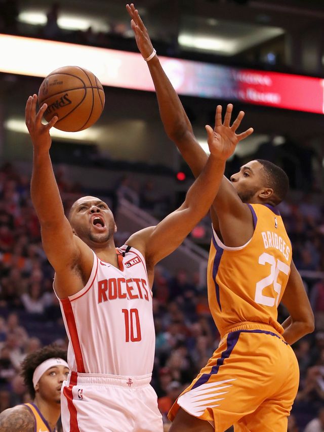 Pebasket Houston Rockets, Eric Gordon, mencoba melakukan lay up melewati pebasket Phoenix Suns, Mika Bridges, di Talking Stick Resort Arena, Phoenix, Arizona. Foto: Getty Images/Christian Petersen
