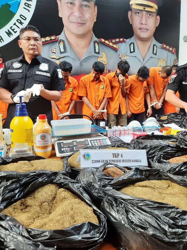 Polisi menunjukkan tersangka dan barang bukti ganja sintetis saat konpers di Polda Metro Jaya, Sabtu (8/2).  Foto: Andreas Rick Febrian/kumparan 