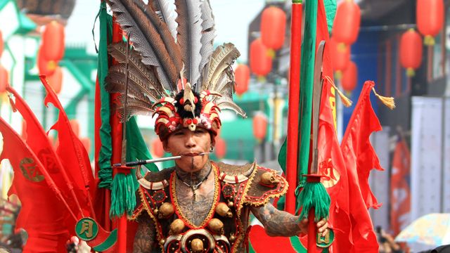 Seorang tatung (dukun Tionghoa yang kerasukan arwah leluhur) beratraksi saat mengikuti pawai perayaan Cap Go Meh di Kota Singkawang, Sabtu (8/2). Foto: ANTARA FOTO/HS Putra