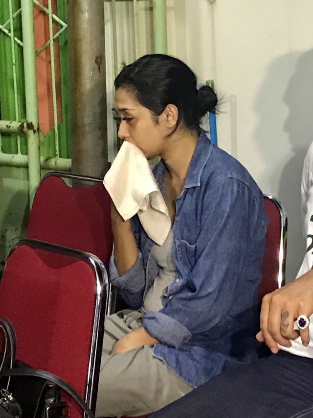 Karen Idol di Rumah Duka RSUP Fatmawati, Jakarta Selatan, Sabtu (8/2).  Foto: Regina Kunthi Rosary/kumparan