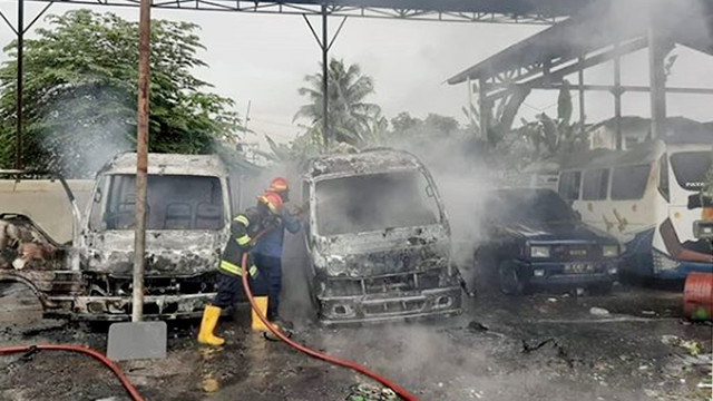 Petugas Damkar memadamkan api yang membakar empat unit mobil karena percikan api las di Padang (Foto: Damkar Kota Padang)