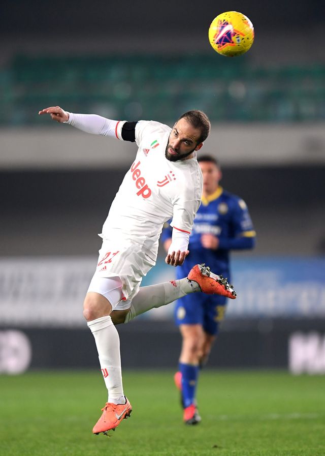 Gonzalo Higuain tak berkutik di laga Verona vs Juventus. Foto: Reuters/Alberto Lingria