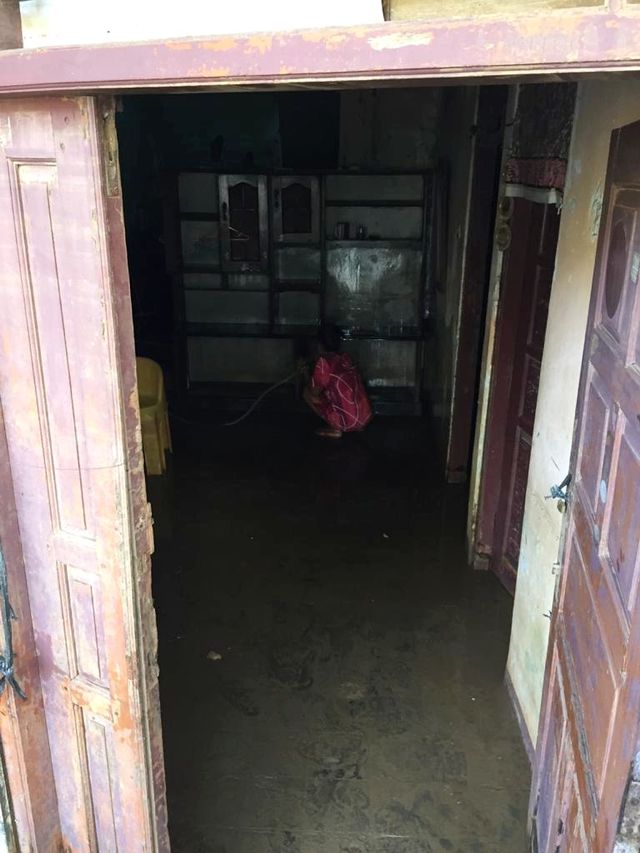 Warga membersihkan rumahnya setelah terendam banjir di Cililitan III Jakarta. Foto: Rafyq Panjaitan/kumparan