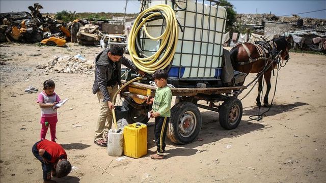 Anak-anak Palestina mengantri pembagian air. Foto : aa.com.tr
