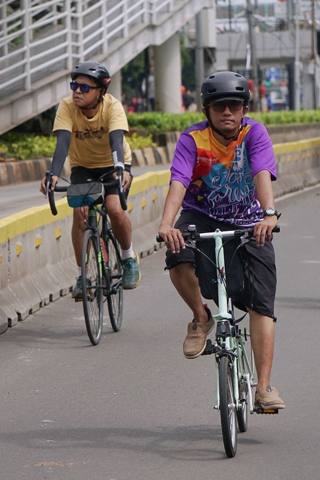 Pesepeda melintasi jalur khusus sepeda di kawasan MH Thamrin, Jakarta, Minggu (9/2).  Foto: Fanny Kusumawardhani/kumparan