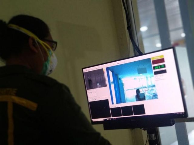 Petugas KKP melakukan pemeriksaan dengan monitor alat Thermal Scanner di Pelabuhan Sri Bintan Pura, Tanjungpinang. (Foto: dok.Batamnews/Ilustrasi)