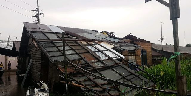 Rumah rusak akibat angin kencang di Banjarmasin, Minggu (9/2/2020). BPBD Banjarmasin