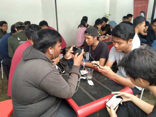 52 tim untuk umum dan 8 tim pro ikut ambil bagian dalam AIO ESport Competition di Kota Cirebon, Minggu (09/02/2020). (Juan)