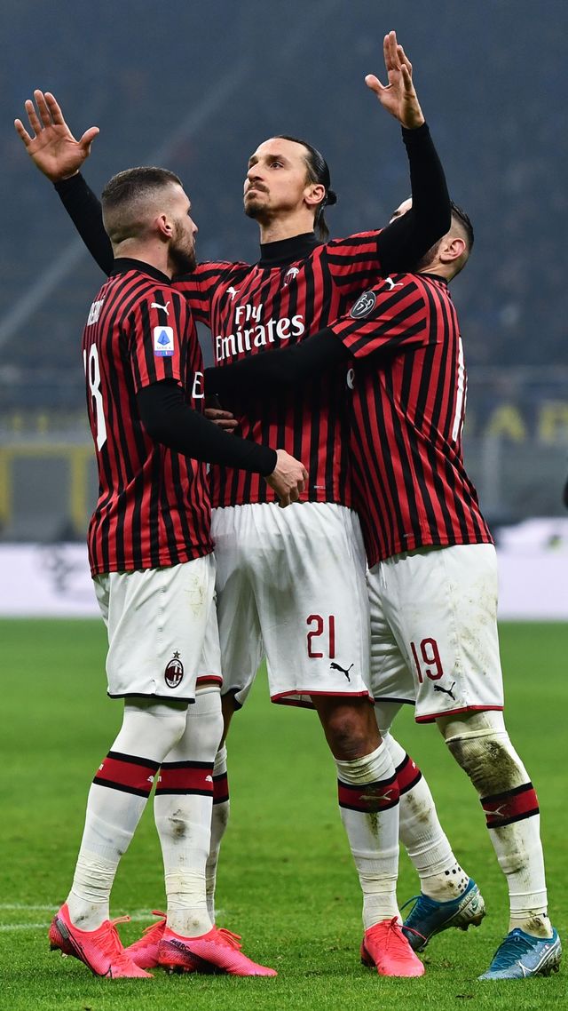 Selebrasi striker Milan, Zlatan Ibrahimovic, usai membobol gawang Inter. Foto: AFP/Marco Bertorello