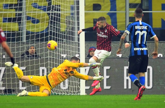 Striker Milan, Ante Rebic, membobol gawang Inter yang dijaga Daniele Padelli. Foto: Reuters/Daniele Mascolo