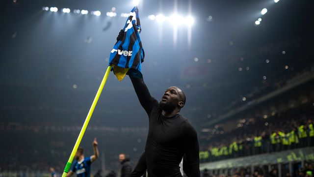 Romelu Lukaku merayakan gol ke gawang Milan. Foto: AFP/Marco Bertorello
