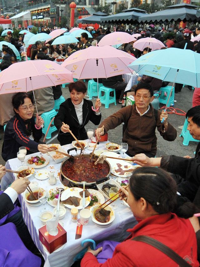 Ilustrasi makan bersama dengan hotpot. Foto: AFP/STR