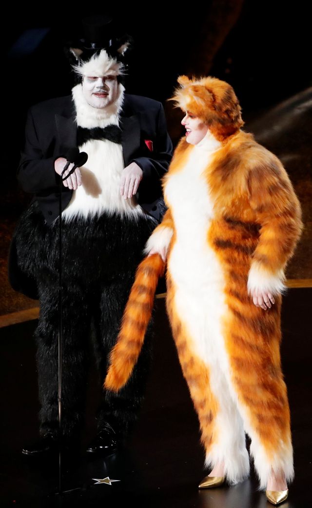 James Corden dan Rebel Wilson menggunakan kostum Kucing saat membacakan nominasi Efek Visual Terbaik di Oscars 2020. Foto: REUTERS/Mario Anzuoni
