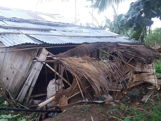 Rumah dinas guru di SDN Hepang yang rusak dihantam angin kencang.Foto: istimewa.