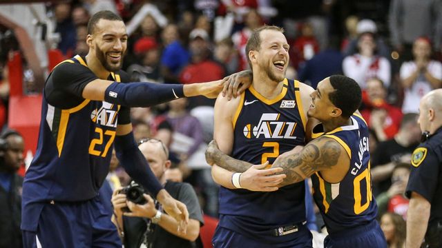 Para pemain Utah Jazz merayakan kemenangan atas Houston Rockets. Foto: Troy Taormina-USA TODAY Sports via Reuters