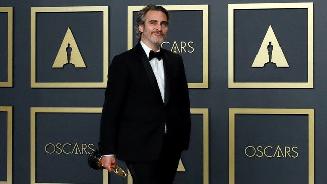 Joaquin Phoenix saat mendapat Aktor Terbaiknya dalam Peran Utama untuk "Joker" di Oscars 2020. Foto: REUTERS/Lucas Jackson