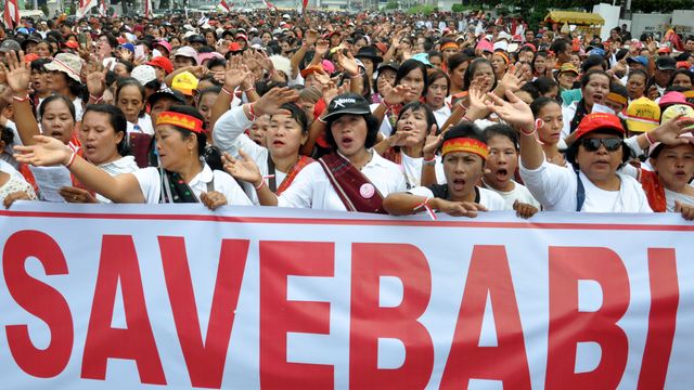 Massa dari gerakan #Save Babi melakukan aksi long march saat menolak pemusnahan ternak babi tekait virus kholera di Lapangan Merdeka Medan, Sumatera Utara. Foto: ANTARA FOTO/Septianda Perdana