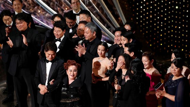 Pemain film Parasite saat menerima penghargaan Film Terbaik di Oscars 2020. (Foto: REUTERS/Mario Anzuoni)