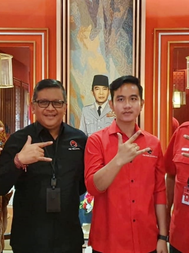 Hasto (kiri) bersama Gibran yang masih bakal calon Wali Kota Solo. Foto: Dok. PDIP