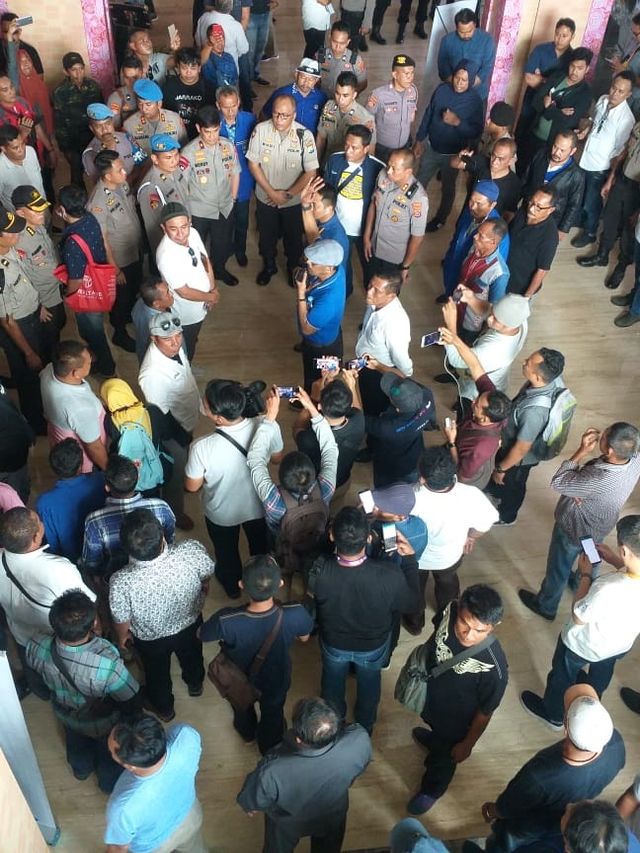 Suasana Kongres PAN yang memanas jelang pembukaan sejumlah masa meminta pendaftaran peserta segera ditutup. Foto: Paulina Herasmaranindar/kumparan