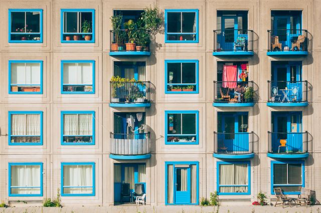 Illustrasi Apartemen Harian. Photo by Ján Jakub Naništa on Unsplash
