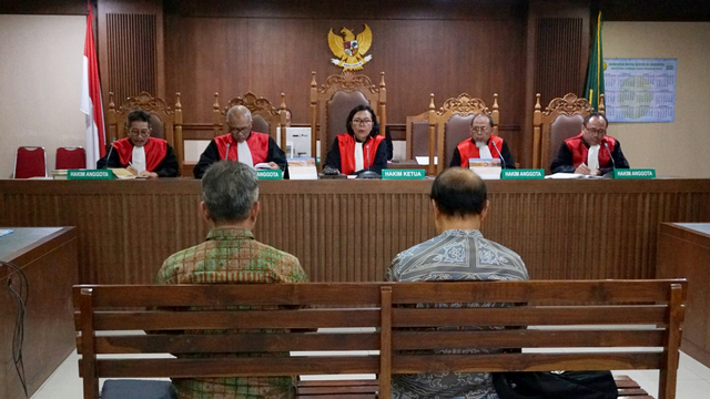 Sidang perdana Mantan Kepala BP Migas, Raden Priyono dan Mantan Deputi Finansial Ekonomi dan Pemasaran BP Migas, Djoko Harsono di Pengadilan Negeri Jakarta Pusat. Foto: Fanny Kusumawardhani/kumparan