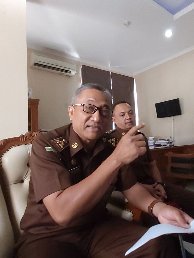 Asisten Pidana Umum (Aspidum) Kejati Jateng, Joko Purwanto dikantornya. Foto: Afiati Tsalitsati/Kumparan