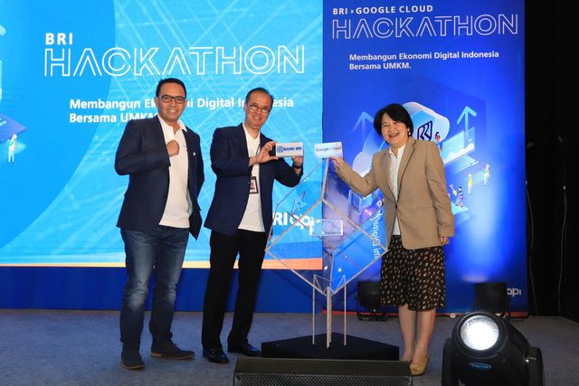 Direktur Teknologi Informasi dan Operasi Bank BRI, Indra Utoyo (Tengah), membuka event BRIxGoogle Hackathon. Foto: Dok. Bank BRI