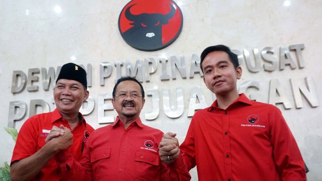 Bakal Calon Walikota Surakarta Gibran Rakabuming Raka (kanan) di Kantor DPP PDIP, Jakarta. Foto: Irfan Adi Saputra/kumparan