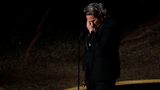 Joaquin Phoenix saat mendapat Aktor Terbaiknya dalam Peran Utama untuk "Joker" di Oscars 2020. (Foto: REUTERS/Mario Anzuoni)