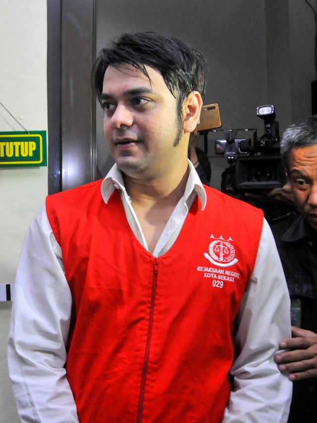 Terdakwa artis Rio Reifan di Pengadilan Negeri, Bekasi, Jawa Barat, Senin (10/2). Foto: ANTARA FOTO/Fakhri Hermansyah
