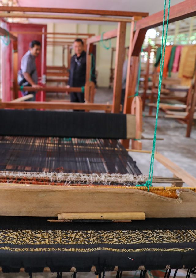 Rumah Tenun Nyak Mu di Desa Siem, Kecamatan Darussalam, Kabupaten Aceh Besar. Foto: Suparta/acehkini