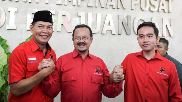 Gibran Rakabuming Raka (kanan) di Kantor DPP PDI Perjuangan, Menteng, Jakarta, Senin (10/2). Foto: ANTARA FOTO/Galih Pradipta