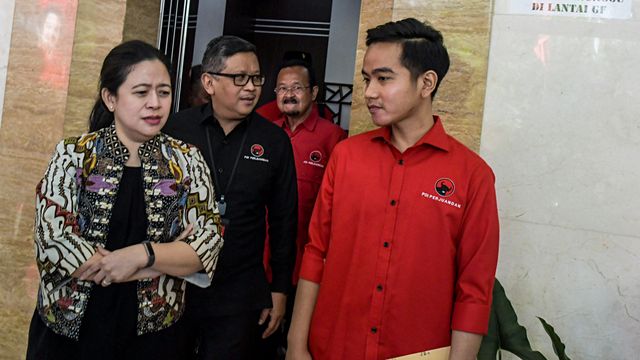 Gibran Rakabuming Raka (kanan) dan Puan Maharani (kiri) di Kantor DPP PDI Perjuangan, Menteng, Jakarta, Senin (10/2). Foto: ANTARA FOTO/Galih Pradipta