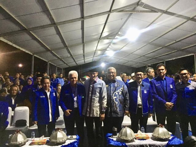 Pembina Gerindra Sandiaga Uno (tengah) memghadiri pembukaan kongres pan di Kendari, Sulawesi Utara, Senin (10/2). Foto: Paulina Herasmarinandar/kumparan