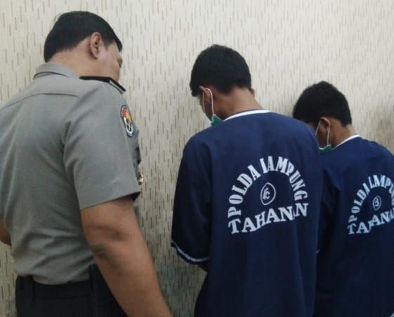 Kedua tersangka yakni AR (22) dan DS (20) saat diekspose di Gedung Graha Wiyono Siregar Polda Lampung, Senin (10/2) | Foto: Obbie Fernando/Lampung Geh