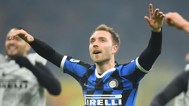 Christian Eriksen merayakan kemenangan Inter Milan di Derby della Madonnina. Foto: Reuters/Daniele Mascolo