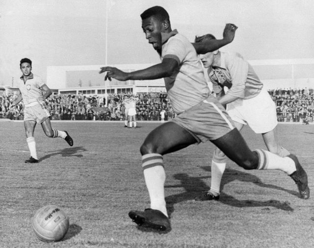 Pele beraksi dalam sebuah laga persahabatan di Malmoe, Swedia. Foto: AFP
