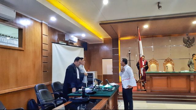 Terdakwa Iwa Karniwa menyalami Jaksa Penuntut Umum usai persidangan, Senin (10/2). (Foto: Assyifa/bandungkiwari.com)