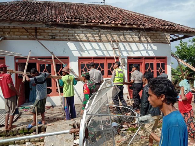 Puting Beliung Sapu Puluhan Rumah di Sumenep