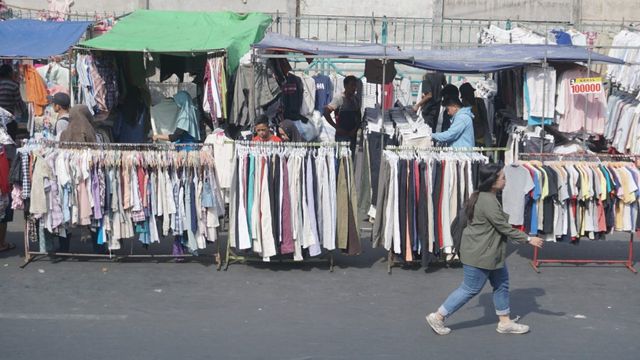 Warga berjalan di samping pedagang pakaian di Kawasan Senen, Jakarta. Foto: Helmi Afandi Abdullah/kumparan