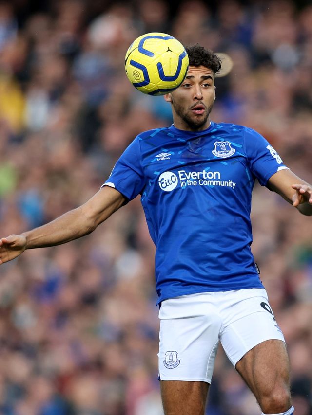 Sponsor unik di jersi Everton. Foto: Reuters/Carl Recine 