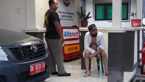 Bule asal Belarusia saat ditangkap Satpol PP- IST
