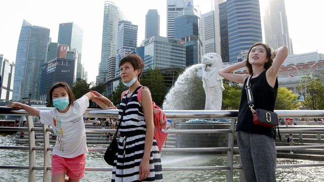 Suasana di Merlion Park di Singapura setelah penetapan status level oranye.
 Foto: REUTERS/Feline Lim